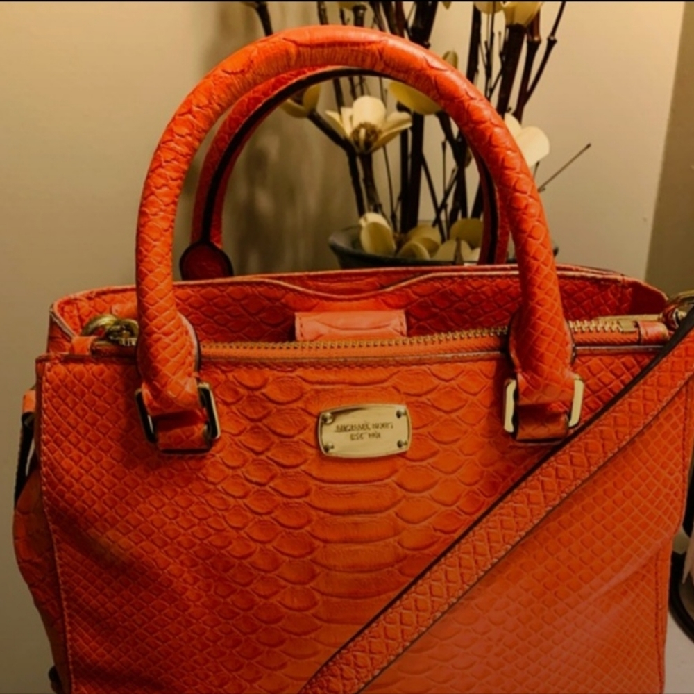Micheal Kors small signature satchel
